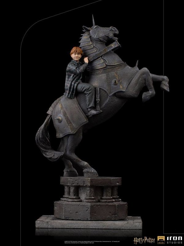 Harry Potter Deluxe Art Scale Statue 110 Ron Weasley at the Wizard Chess 35 cm