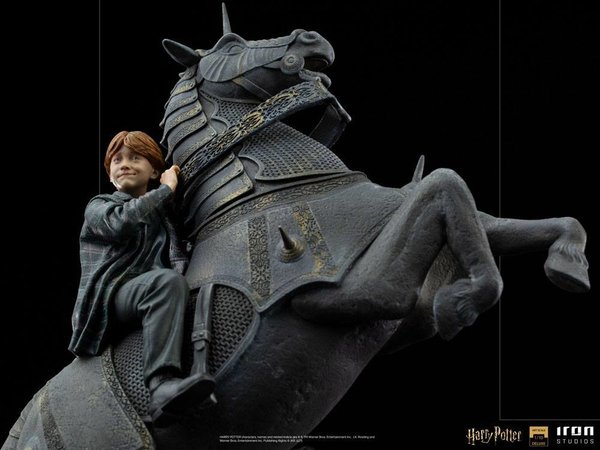 Harry Potter Deluxe Art Scale Statue 110 Ron Weasley at the Wizard Chess 35 cm