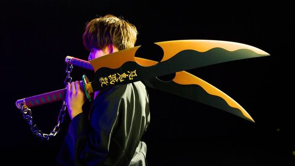 Demon Slayer: Kimetsu no Yaiba Proplica Repliken 1/1 Plastik Nichirin Schwerter (Tengen Uzui) 110 cm